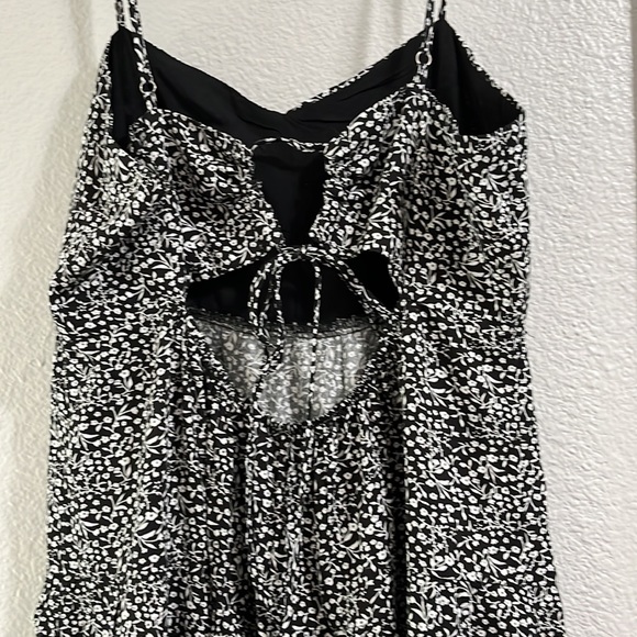 Black and white floral dress with a tie back - Picture 3 of 4